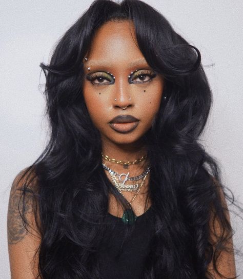 Assasin Makeup Look, Brown Editorial Makeup, Black Liner Makeup Looks, Colored Brows Black Women, Black 90s Makeup, Brown Alt Makeup, Alternative Makeup Black Women, Black Lip Liner Black Women, Dramatic Eye Makeup Black Women