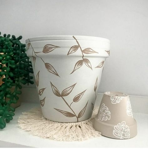 White Flower Pot Painting Ideas, Boho Painted Pots, Plant Pot Painting Ideas Aesthetic, Painted Flower Pots Ideas, Plant Pot Design, Pot Painting, Diy Pottery Painting, Plants Pots, Plant Pot Diy