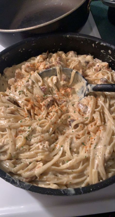 Chicken alferdo with home made alferdo sauce sprinkled with paprika and parsley Home Made Spaghetti, Korean Casual Outfits, Chicken Alfredo, Korean Casual, Pad Thai, Alfredo, Amazing Food, Home Made, Parsley