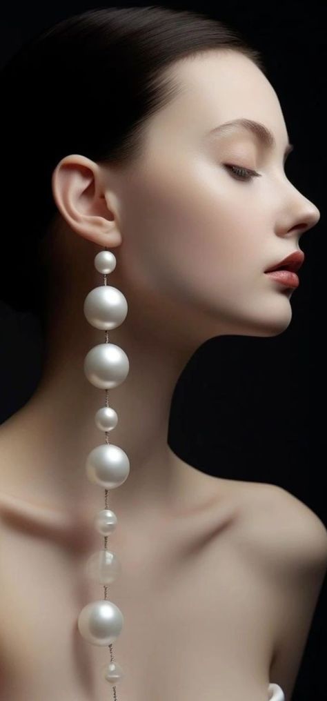 Wearing Pearls, Classy Girls Wear Pearls, Extreme Fashion, Pearl Jewelry Design, Beaded Necklace Designs, Colorful Jewelry, Black And White Portraits, Pearl Jam, Fabulous Jewelry