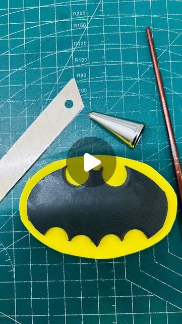 How To Make A Batman Cake, How To Make Batman Logo Fondant, Fondant Batman Tutorial, Batman Fondant, Batman Cake Design, Batman Cake Ideas, Batman Birthday Party Ideas, Batman Cake Topper, Super Hero Cake