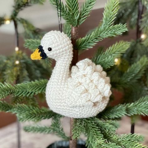 Swan Crochet, Tiny Things To Make, Christmas Swan, Crochet Swan, Crochet Patterns For Christmas, Swan Ballerina, Cute Tiny Things, Swan Pattern, Needlework Ideas