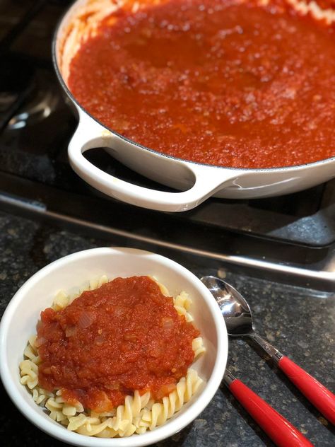 Martha Stewart's Basic Marinara Sauce - Lynn's Kitchen Adventures Basic Pasta Sauce, Pasta Sauce Recipes Easy, Catering Recipes, The Kitchen Food Network, Easy Pasta Sauce, Marinara Recipe, Marinara Sauce Recipe, Easy Tomato Sauce, Easy Pasta Dinner