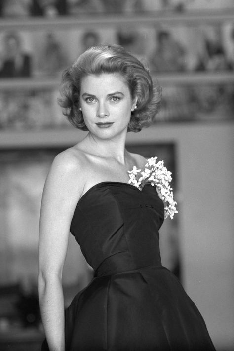 Grace Kelly wedding, life and style: From 1950s fashion icon to royal, here are the Princess’ most iconic moments | London Evening Standard | Evening Standard Grace Kelly Fashion, 1950s Movie Stars, Grace Kelly Wedding, Stars D'hollywood, Grace Kelly Style, Jean Seberg, Princess Grace Kelly, How To Be Graceful, Hollywood Icons