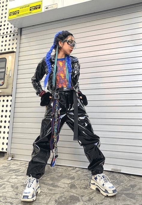 Winter and Pants Festival Outfits | Rave Hackers Ropa Color Neon, Festival Outfits Rave, Tokyo Street Fashion, Outfits Rave, Cyberpunk Fashion, Grunge Look, Tokyo Fashion, Japanese Street Fashion, Mori Girl