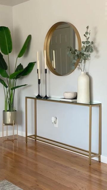 Small Tables Ideas, Table Entrance Decor, Console Table Decorating Living Room, Home Entrance Console, Entrance Console Table Decor, Tv Table Decor, House Entryway Ideas, Entryway Decor Apartment, Entrance Decor Ideas