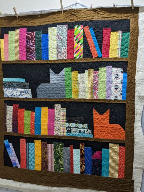 I was so excited my friend commissioned a book case quilt from me! Here's how I laid out the quilt and quilted the very first full quilt on my new 19x Elite! Bookshelf Quilt Pattern Free, Book Quilt Block Free Pattern, Book Quilt Pattern, Bookcase Quilts, Cabin Door Decorations, Book Quilts, Bookshelf Quilt, Bookcase Quilt, Quilt Gifts