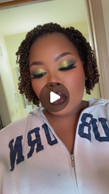 Kenya McDole on Instagram: "Rocking this fierce green Smokey eye using my fave products from Juvia’s Place! 💚✨ Loving the pigment and blendability. Perfect for any bold look! #GreenSmokeyEye #JuviasPlace #MakeupLover #BoldBeauty #EyeMakeup #MakeupInspo #BeautyGoals #MakeupArtist #GlamUp #MakeupAddict #SlayAllDay #blackgirlmagic" Olive Green Eyeshadow Looks, Green Makeup Looks Black Women, Bold Eye Makeup Looks, Green Smokey Eye Makeup, Green Eyeshadow Looks, Green Eyeshadow Look, Green Smokey Eye, Juvia's Place, Bold Eye Makeup