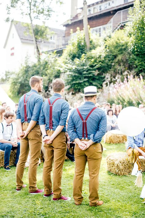 Colourful, laid back groomsmen attire | Die Hochzeitsfotografen | Bridal Musings Boho Groomsmen Attire, Pisces Wedding, Boho Groomsmen, Country Groom Attire, Suspenders Outfits, Boho Disney, Country Groomsmen, Vintage Groomsmen, Bridesmaid Simple