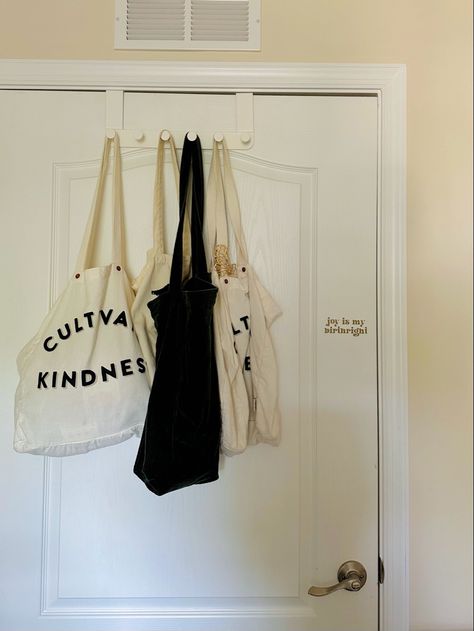 tote bag hanger Bag Hanger Ideas Bedroom, Bag Hanger Ideas, Door Apartment, Tote Bag Organizer, Dream Dorm, Bedroom Redesign, Small Room Design Bedroom, Apartment Dorm, Dorm Room Storage