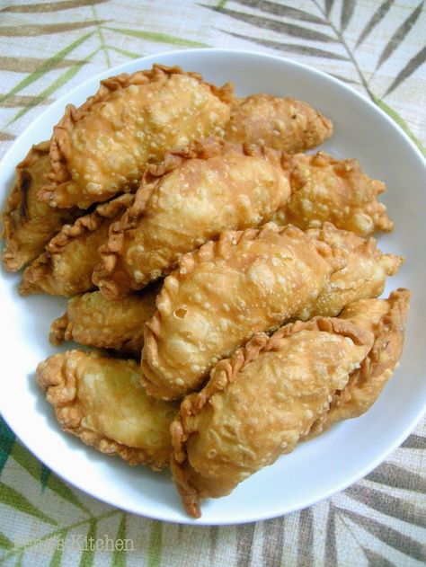 Peng's Kitchen: Indonesian Style Curry Puffs Curry Puff Recipe, Malaysian Curry, Curry Puffs, Curry Puff, Masakan Malaysia, Kari Ayam, Empanadas Dough, Malay Food, Malaysian Cuisine