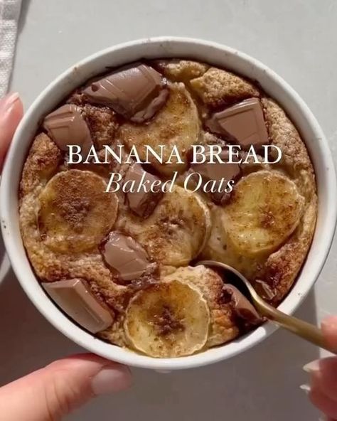 Healthy Food Prep 🌱🍳🥗🍝 on Instagram Banana Bread Baked Oats, Chocolate Chunk Banana Bread, Baked Oats Recipe, Banana Bread Cake, Overnight Oats Recipes, Clean Eating Guide, Oats Recipe, Chocolate Chunk, Baked Oats