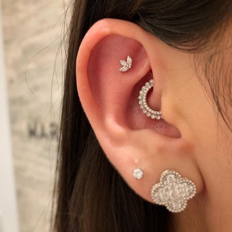 Amber Van-Schepdael on Instagram: “This combo together 😍😍 this lovely lady decided upon the tash rook and daith piercing featuring our small diamond Lotus and diamond Apsara…” Daith Piercing Stud, Earring Combos, Aesthetic Piercings, Daith Piercings, Piercing Daith, Ear Peircings, Line Earrings, Daith Piercing Jewelry, Pretty Ear Piercings