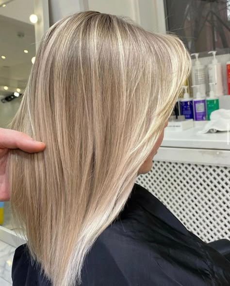 Going From Black To Blonde Hair Stages, Ashy Blonde Highlights On Blonde Hair, Lived In Blonde Medium Length, Short Sandy Blonde Hair, Dirty Blonde Hair With Highlights Short, Blonde Highlights In Dirty Blonde Hair, Blonde Hair Trends 2024, Balayage Short Hair Blonde, Straight Blonde Balayage