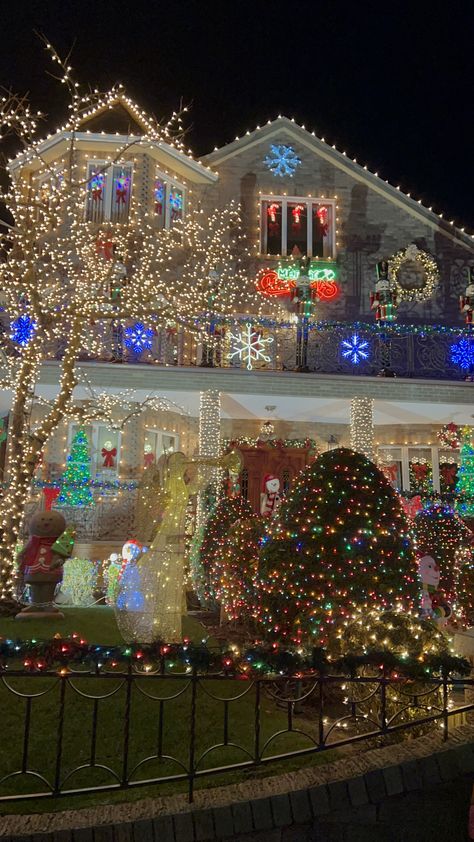 Holiday things to do NYC, Christmas lights NYC, Dyker Heights Holiday Christmas Lights Houses, Dyker Heights Christmas Lights, Brooklyn Christmas, Christmas Architecture, Christmas Lights Aesthetic, Fantasy Country, Dyker Heights, Colorful Christmas Lights, Cute Christmas Ideas