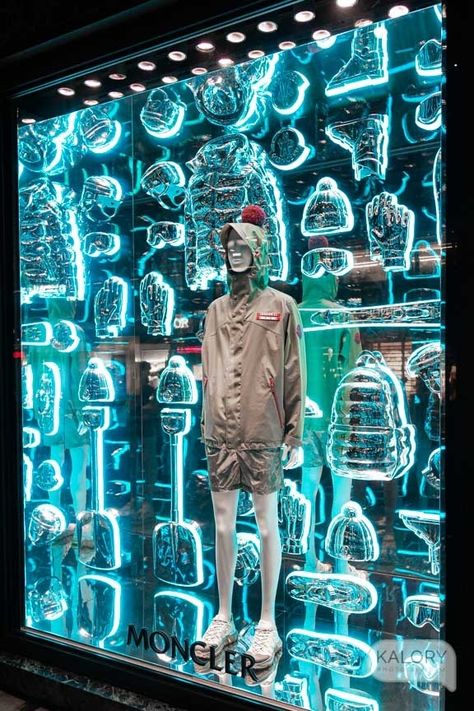 Clothing Window Display, Visual Merchandising Display, Display Background, Pictures Of London, Fashion Store Design, Luxury Windows, Retail Design Display, Visual Merchandising Displays, Interactive Walls