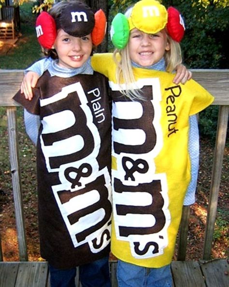 Cute couple costume idea M&m Costume Diy, M&m Halloween Costume, M&m Costume, Candy Halloween Costumes, Geek Outfit, Most Popular Halloween Costumes, Popular Halloween Costumes, Candy Costumes, What Is Halloween