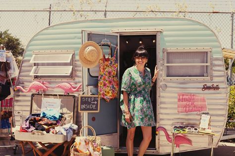 Traveling Boutique, Rv Glamping, Caravan Vintage, Trailer Renovation, Rambling Rose, Old Campers, Fashion Truck, Retro Caravan, Festival Photo