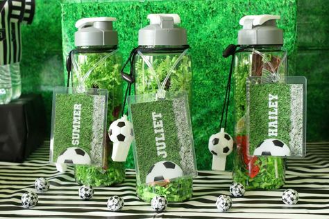 Soccer Party Ideas, Soccer Party Food, Soccer Birthday Party Ideas, Paper Lantern Decorations, Football Party Bags, Soccer Party Invitations, Birthday Party Souvenirs, Diy Trophy, Soccer Party Decorations