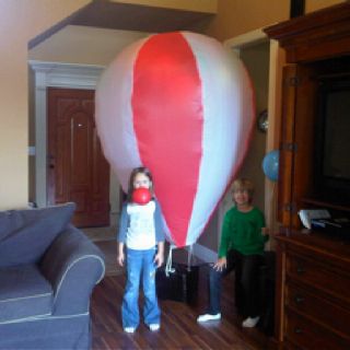 DIY: Hot air balloon made with plastic  disposable tablecloths, double-sided tape, and a coat hanger. Needs about 250+ helium balloons to inflate or a hot hair dryer blowing at it from underneath. Diy Hot Air Balloon, Adventure Classroom, Scarecrow Decorations, Hot Air Balloon Craft, Hot Air Balloon Decorations, Dr Seuss Day, Fair Booth, Ladies Luncheon, Balloon Crafts