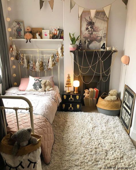 Bedroom Goals! 🙌🏼 on Instagram: “Gorgeous!😍 YAY or NAY?💕 Follow @mybedroomgoals for more! Photo from @kerrylockwood_ - - - - - #singlebed #singlebedroom #bedroom…” College Bedroom Apartment, Small Bedroom Decor Ideas, Small Apartment Bedrooms, Apartment Bedroom Decor, Small Bedroom Designs, Cute Bedroom Ideas, Bedroom Bedding, Dekorasi Kamar Tidur, Apartment Bedroom