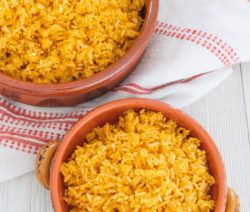 Dominican Yellow Rice, Garlic Rice Recipes, Plant Based On A Budget, Rice Dishes Recipes, Golden Rice, Spanish Rice Recipe, Garlic Rice, Yellow Rice, Vegan Lunches