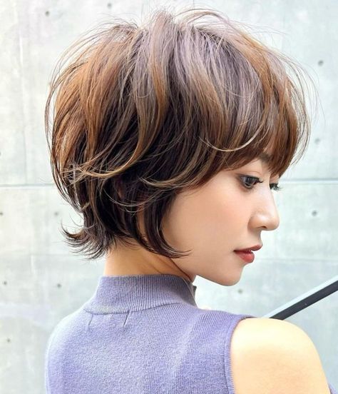 Bixie with Wispy Layers Haircut Ideas Brown Hair, Curling Thick Hair, Short Haircuts Ideas, A Line Haircut, Ideas Haircut, Chic Haircut, Stacked Haircuts, Hair Dye Ideas, Classic Haircut