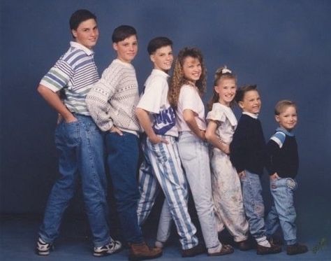 28 Things People From Big Families Can Relate To Akward Family Photos, Awkward Family Photos Christmas, Funny Family Portraits, Awkward Family Pictures, Weird Family Photos, Awkward Family Portraits, Funny Photoshoot Ideas, Jcpenney Portraits, Sibling Photo Shoots