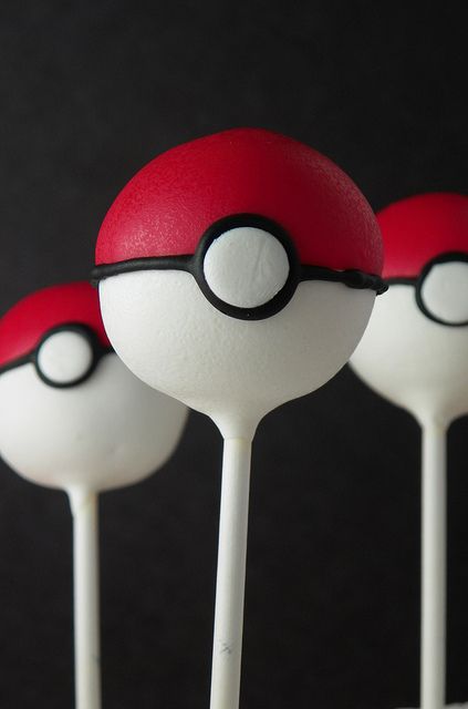 Pokeball Cake PopsFesta Pokemon !  ❥"Hobby&Decor" inspirações! | #festainfantil #festapokemon #pokemon ##decor Pokemon Ball Cake, Pokeball Cake Pops, Pokemon Cake Pops, Cake Pop Receita, Pokeball Cake, Pokemon Birthday Cake, Cake Pop Designs, Cake Pop Decorating, Ball Cake