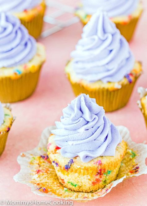 Eggless Vanilla Cupcakes, Egg Free Dessert Recipes, Egg Free Cupcakes, Funfetti Cupcake Recipe, Dairy Free Cupcakes, Egg Free Desserts, Egg Free Baking, Funfetti Cupcakes, No Egg Desserts