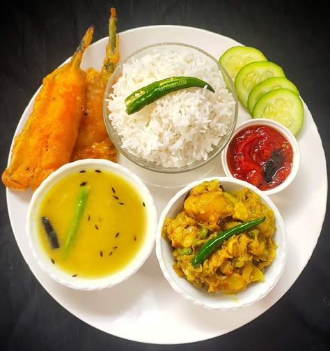 Bengali Veg Thali, Veg Thali Photography, Bengali Thali, Indian Dinner Menu, Food Thali, Indian Lunch, Variety Food, Indian Thali, Healthy Eating Meal Plan