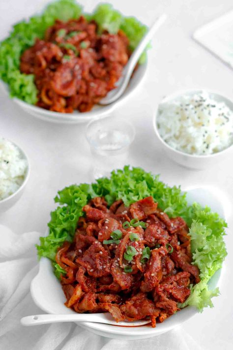 Jeyuk Bokkeum, Korean Spicy Pork, Pork Bulgogi Recipe, Spicy Korean Food, Bulgogi Sauce, Korean Pork, Bulgogi Recipe, Healthy Asian Recipes, Sweet And Spicy Sauce