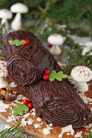 Doughnuts, dinosaurs, gnomes: these ideas are so delightful you'll want to use them for your *own* birthday party. Chocolate Christmas Cake, Yule Log Recipe, Christmas Yule Log, Chocolate Log, Chocolate Yule Log, Yule Log Cake, Cake Rolls, Chocolate Festival, Cake Wraps