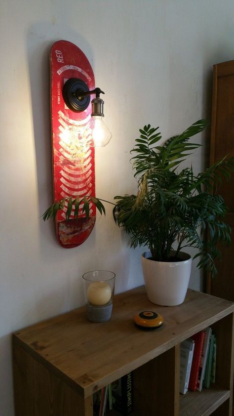 Diy Skateboard Lamp, Skateboard Home Decor, Skateboard Decor Ideas Wall Art, Old Skateboard Ideas Diy, Skateboard Decor Ideas, Skateboard Room Ideas, Skateboard Room Decor, Skateboard Table, Skate Decor