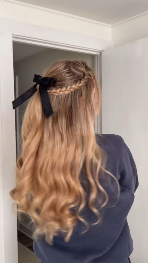 Not mine! #hairstyles #coquette #bow #cute #simple Bows For Short Hair, Hairstyles With Small Bows, Hairstyles Coquette, Classy Hairstyles, Bow Hairstyle, Coquette Bow, Small Bows, Bow Clips, Not Mine