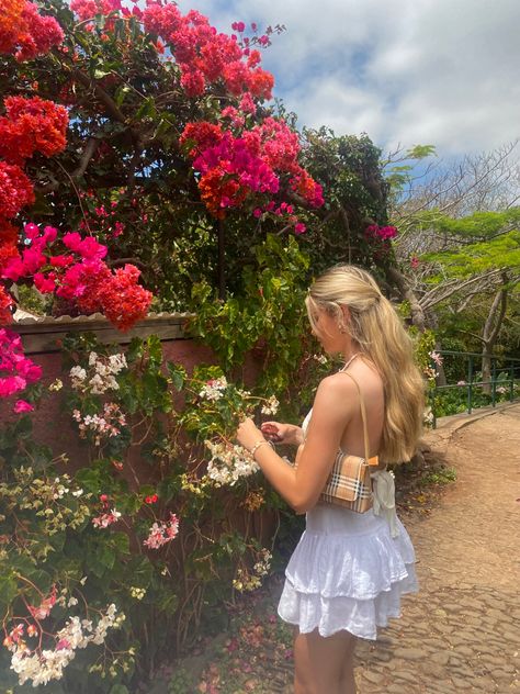 botanical garden summer fit xoxo Woman In Garden Aesthetic, Instagram Garden Pictures, Poses In Botanical Garden, Looking At Flowers Pose, Botanical Garden Aesthetic Outfit, Garden Insta Pics, Garden Pictures Aesthetic, Garden Pictures Instagram, Garden Posing Ideas