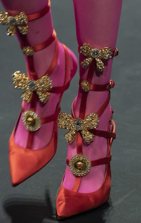 Runway Shoes, Shoe Inspo, Milan Fashion Weeks, Cat Walk, Looks Chic, Shoe Closet, Summer Sandals, Crazy Shoes, Pretty Shoes