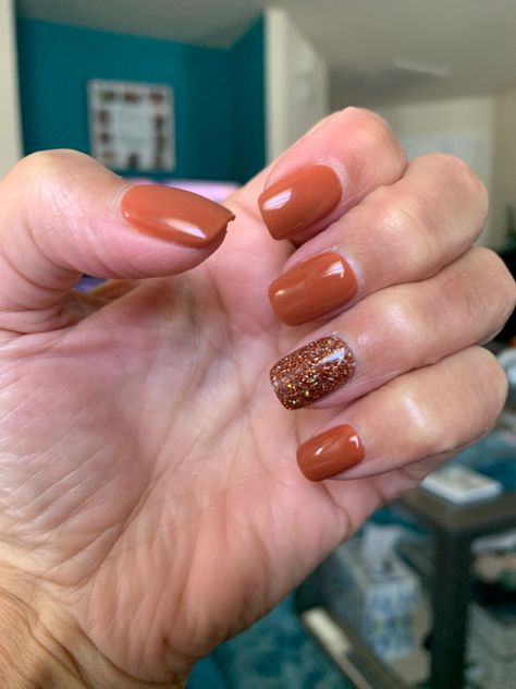 Bright Fall Nails 2023, Thanksgiving Nails Square Short, Halloween Gel Nails Short Simple, Fall Nails Ideas Autumn Simple Short, Fall Dip Powder Nail Ideas, November Gel Nails Colors, Glittery Fall Nails, Pumpkin Spice Nail Color, Thanksgiving Nails 2023