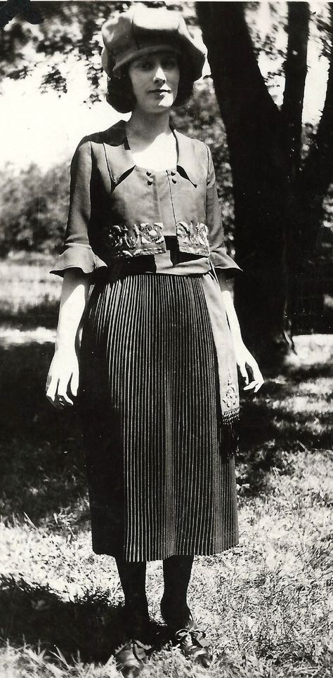 42 Cool Pics of Stylish Women From the 1920s 1920s Teen Fashion, 1920s Fall Fashion, Everyday 1920s Fashion, 1910 Fashion Women Casual, 1920s Womens Fashion Casual, Late 1920s Fashion, 1920s Casual Fashion, Casual 1920s Outfit, 1920s Womens Fashion