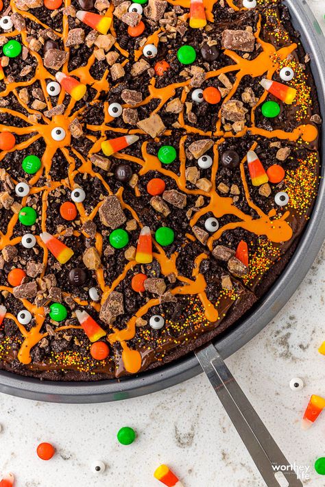 Cookie Pizza Halloween, Halloween Cookie Pizza, Halloween Veggie Pizza, Fall Fruit Pizza, Halloween Fruit Pizza, Halloween Dessert Pizza, Brownie Halloween, Halloween Food Recipes, Candy Pizza