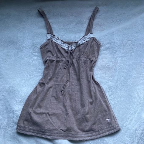 Hollister Vintage, Vintage Hollister Top, Y2k Hollister, 2000s Hollister, Henley Top Outfit, 2000s Tops, Hollister Tank Tops, Hollister Clothes, Outfits 2000s