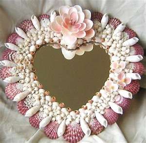 Heart Shaped Seashell craft Mirror - Ocean Blooms Now Seashells Projects, Seashell Mirrors, Seashell Decorations, Craft Mirror, Pretty Shells, Seashell Garland, Shell Mirrors, Seashell Flowers, Beachy Crafts