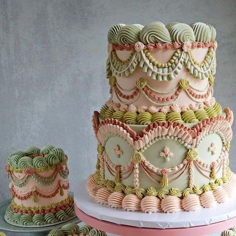 Vintage Cake Decor, Vintage Cake Design Birthdays, Vintage Style Cakes, Vintage Style Cake Birthday, 2 Tier Vintage Cake, Mini Vintage Cake, Vintage Inspired Wedding Cake, Tall Cake Designs, Vintage Birthday Theme