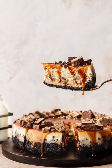 Snickers Cake, Snickers Cheesecake, Baked Cheesecake, Chocolate Whipped Cream, Oreo Crust, Cheesecake Desserts, Cheesecake Factory, No Bake Cheesecake, Yummy Sweets