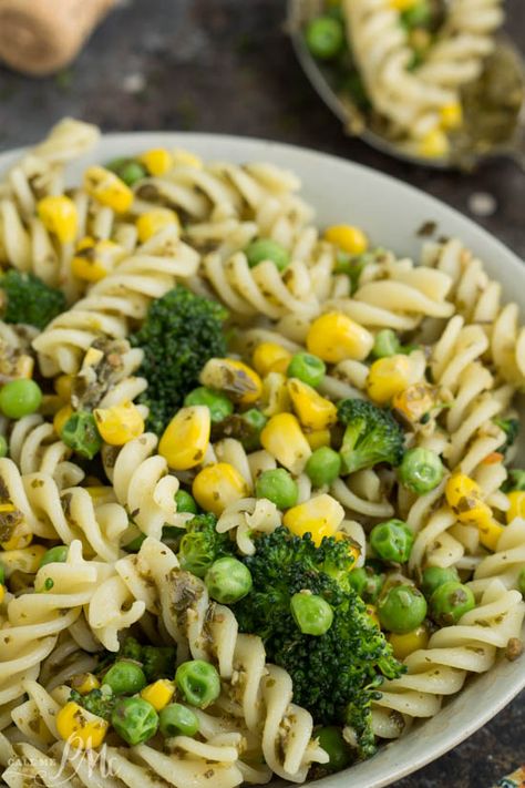 Quick and easy pasta with peas, corn, and broccoli. Healthy Pasta Lunch, Pasta Lunch Recipes, Easy Healthy Pasta, Pasta Recipes For Lunch, Easy Pasta Recipes Quick, Easy Healthy Pasta Recipes, Pasta And Veggies, Pasta And Vegetables, Healthy Noodles