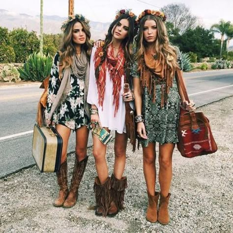 Fringe details are perfect for that bohemian style look! Stile Hippie Chic, Looks Hippie, Look Hippie Chic, Style Hippy, Hippie Mode, Moda Hippie, Look Boho Chic, Look Festival, Boho Styl