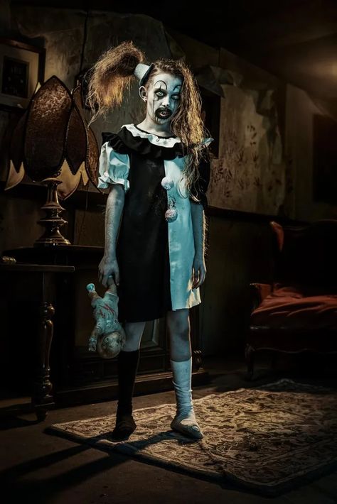 Terrifier 2's Pale Girl - Meet Art the Clown's Creepy New Friend! Clown Horror Movie, Horror Movie Costumes, Art The Clown Terrifier, Terrifier 2, Movie Character Costumes, Horror Halloween Costumes, Creepy Costumes, Clown Horror, Horror Costume