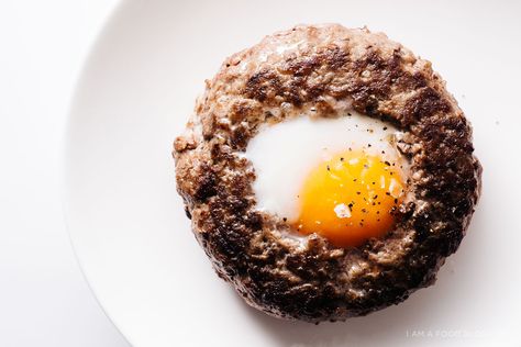 egg in a hole burger recipe - www.iamafoodblog.com Burger Grilled Cheese, Hangover Burger, Hamburger Gourmet, Oven Burgers, Hangover Food, Egg In A Hole, Egg Burger, Eggs In A Basket, Burger Patty