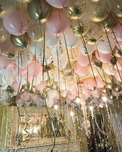 ✨Can we say balloon goals? 💕 Balloon Door, Balloon Ceiling, Birthday Room Decorations, Birthday Goals, 21st Birthday Decorations, Birthday Party For Teens, Custom Balloons, Birthday Planning, 18th Birthday Party