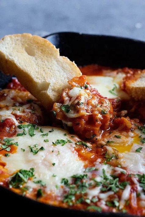 Dip the bread into cheesy delicious baked eggs. Tomato Egg Bake, Spanish Baked Eggs, Italian Baked Eggs, Eggs Tomato Sauce, Oven Baked Eggs, Foods Breakfast, Italian Eggs, Carb Free Recipes, Eggs Dinner